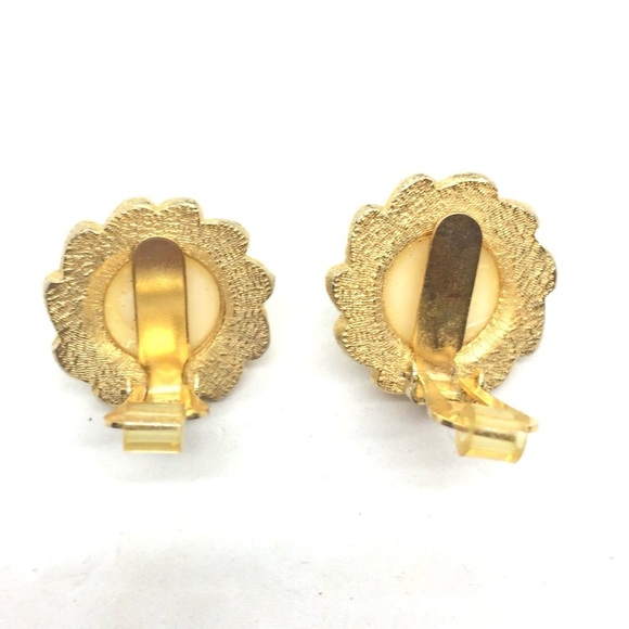 VINTAGE HOBE LUCITE CONFETTI CLIP ON EARRINGS GOLD TONE CUSTARD YELLOW BUTTON - Picture 12 of 14